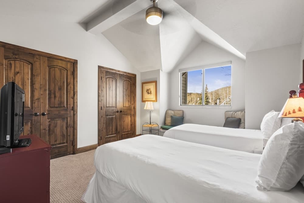 Queen Esther 2425 2 Bedroom Condo by RedAwning