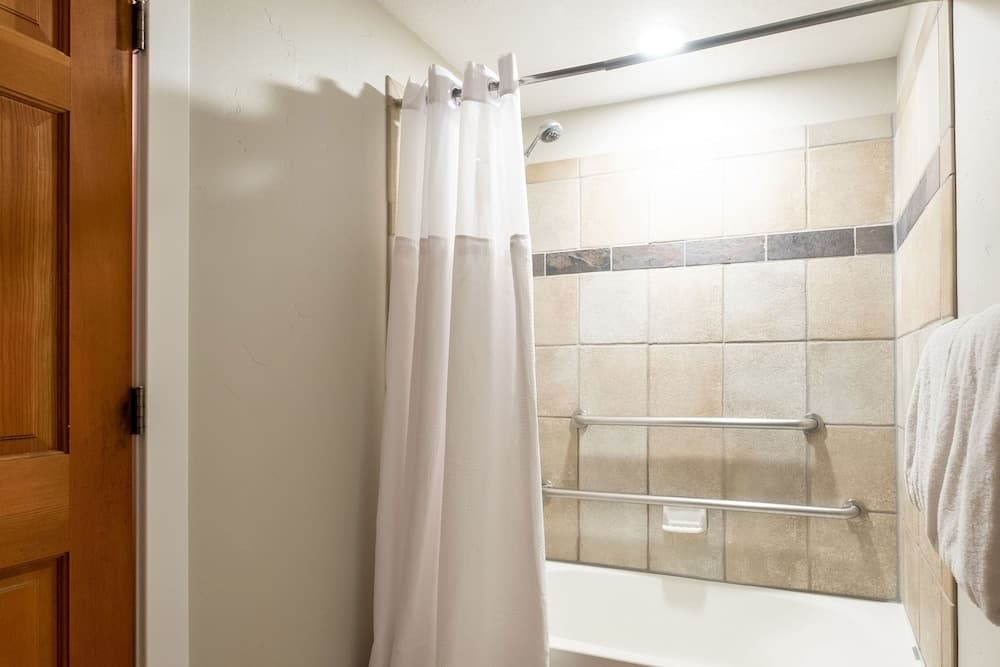 Town Pointe C106-hotel Rm 1 Bedroom Condo by Redawning