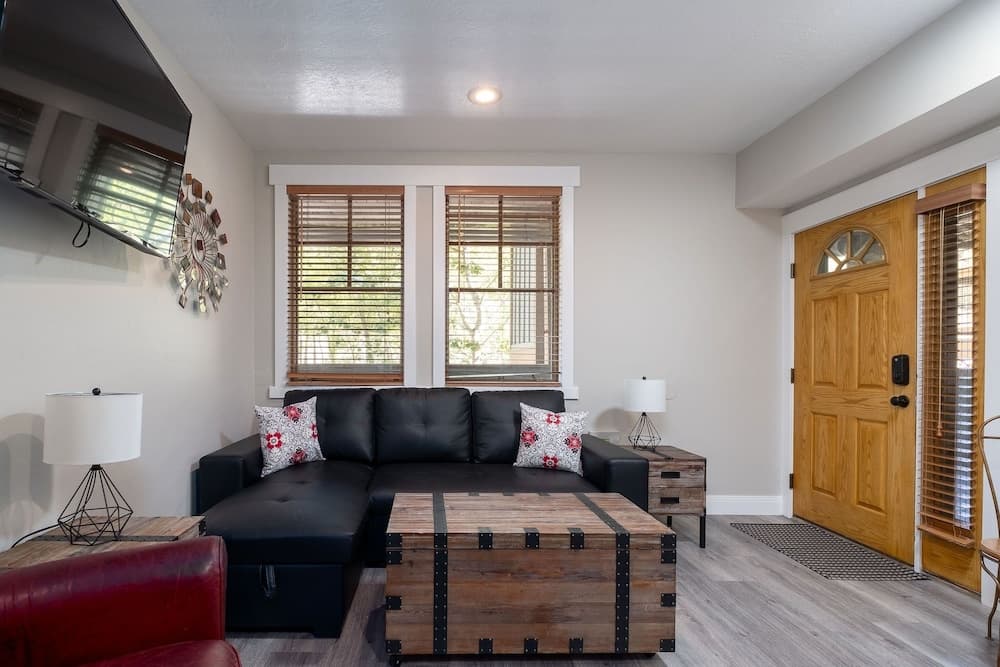 Town Pointe C106-hotel Rm 1 Bedroom Condo by Redawning