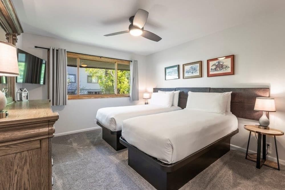 Snow Flower 079 2 Bedroom Condo by RedAwning