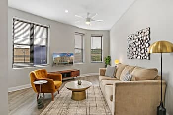 3BR Apt in Logan Square near Highlights