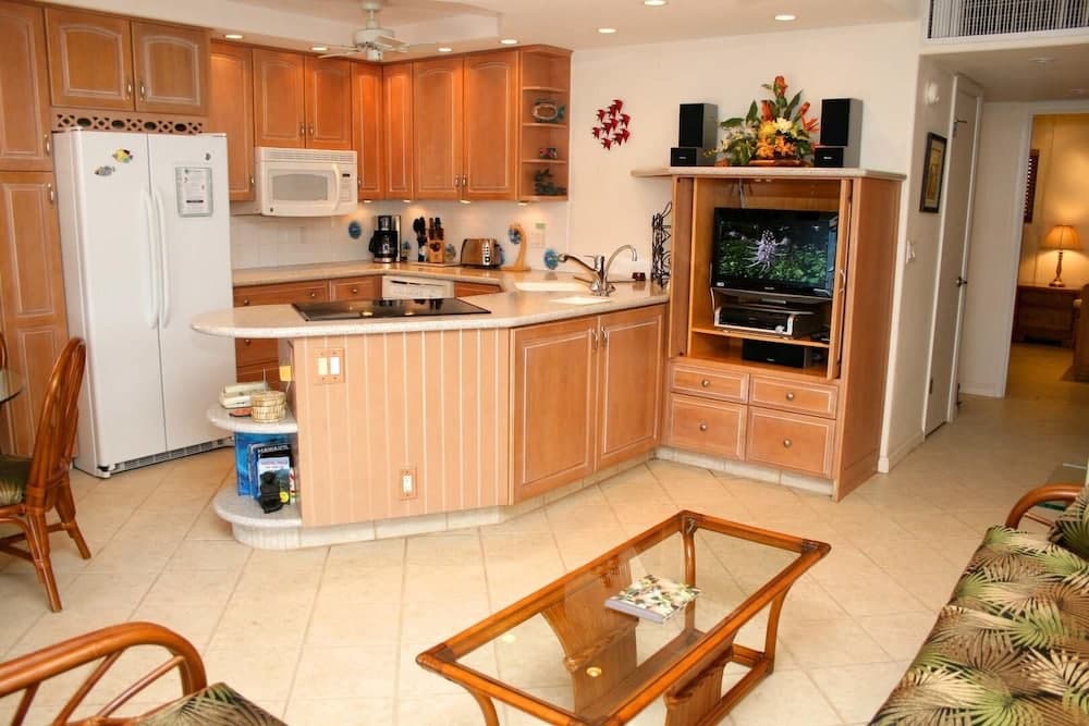 Kihei Beach, #504 1 Bedroom Condo by Redawning