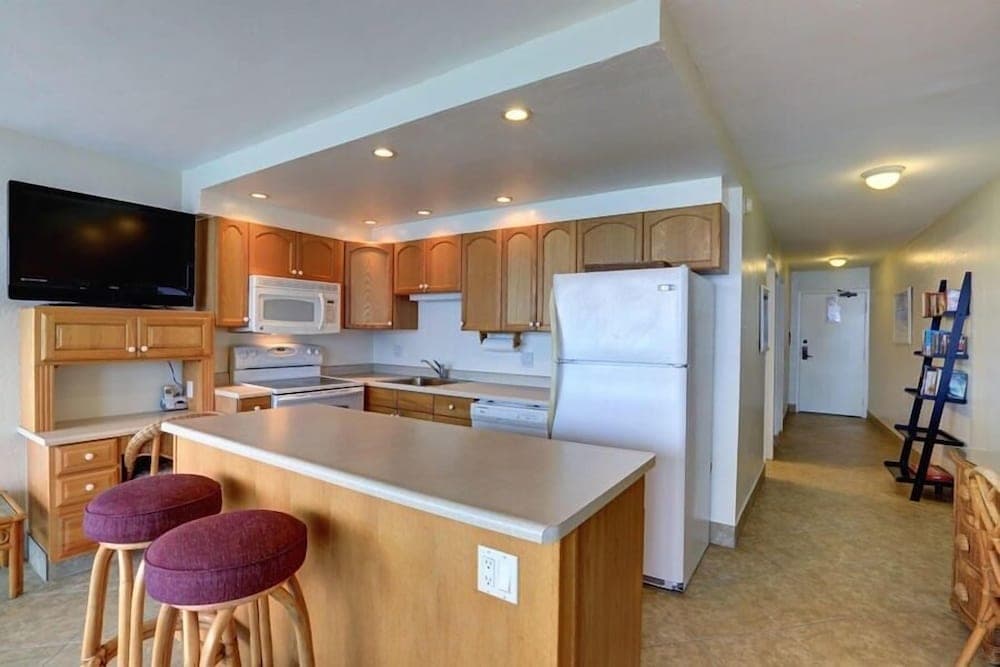 Kihei Surfside, #205 1 Bedroom Condo by RedAwning