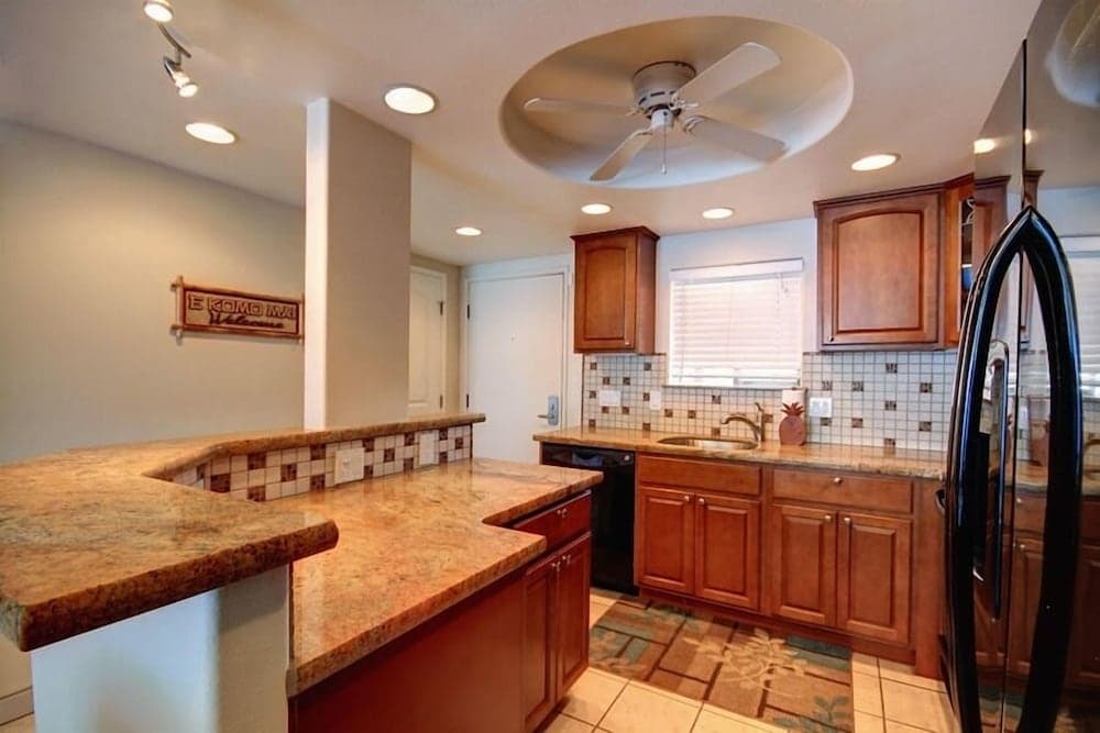 Kihei Beach, #402 2 Bedroom Condo by RedAwning