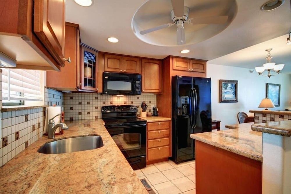 Kihei Beach, #402 2 Bedroom Condo by RedAwning