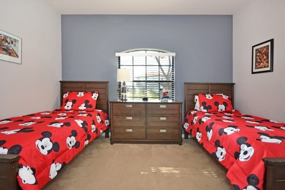 Happy Daze 4 Bedroom Home by RedAwning