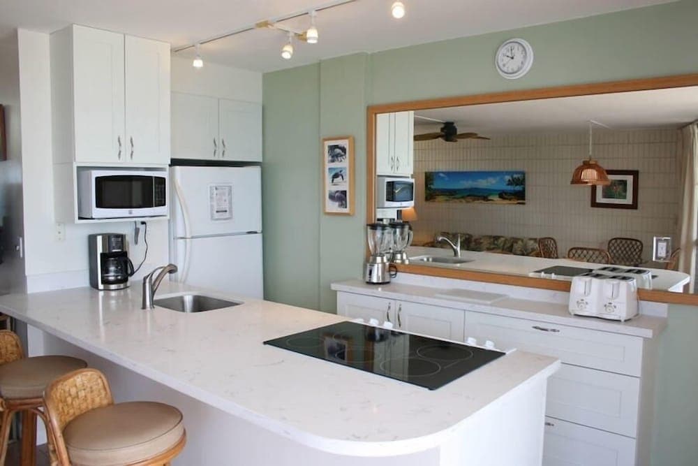 Kamaole Nalu, #605 2 Bedroom Condo by RedAwning