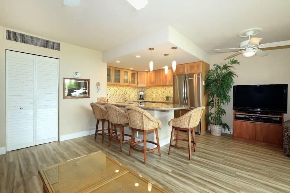 Kihei Beach, #103 1 Bedroom Condo by Redawning