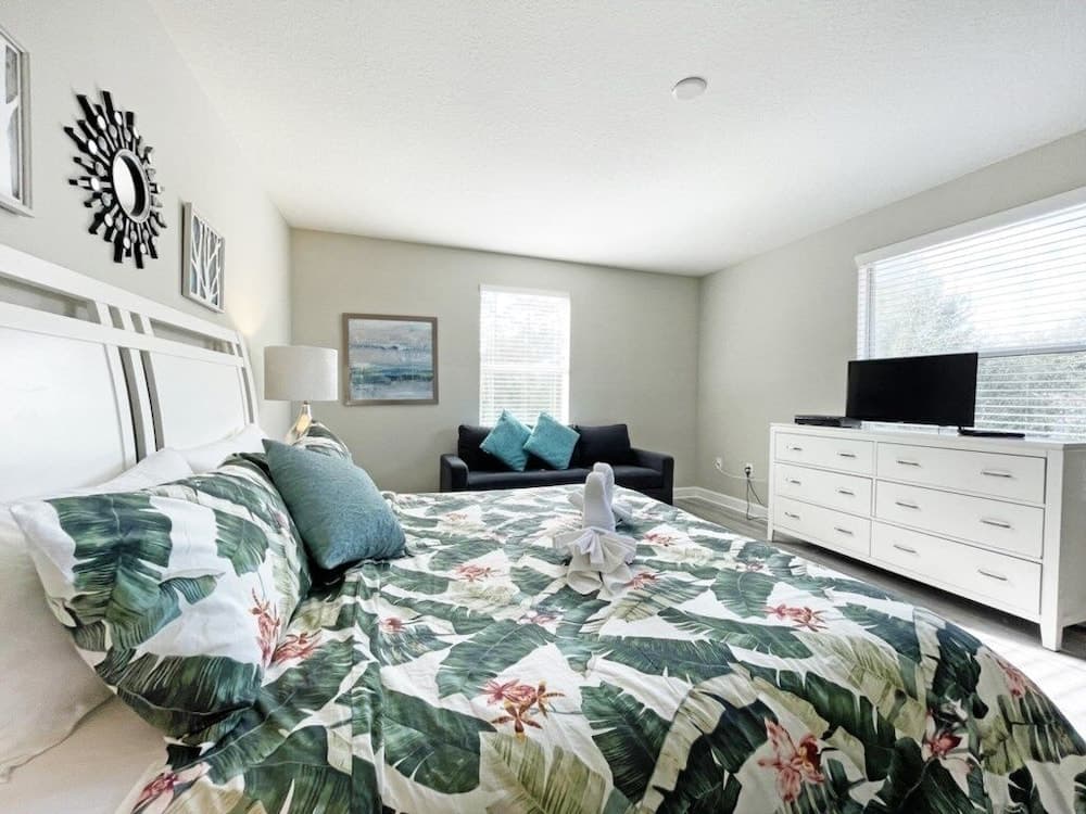 Bamboo Palm 5 Bedroom Home by RedAwning