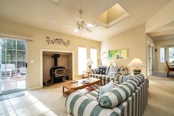 Happy Trails - Updated 3-bedroom Home With Cozy Sunroom and Spacious Deck 3 Home by Redawning