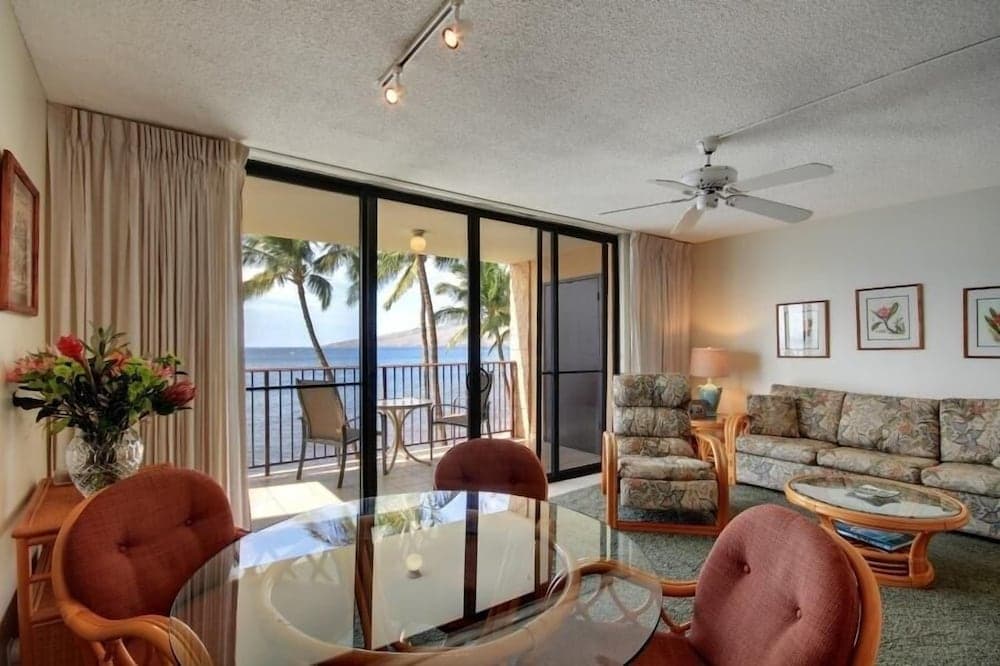 Kihei Beach, #405 1 Bedroom Condo by RedAwning