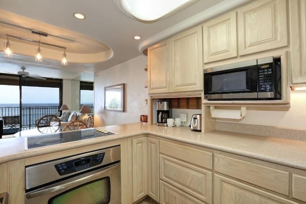 Kihei Beach, #509 2 Bedroom Condo by RedAwning