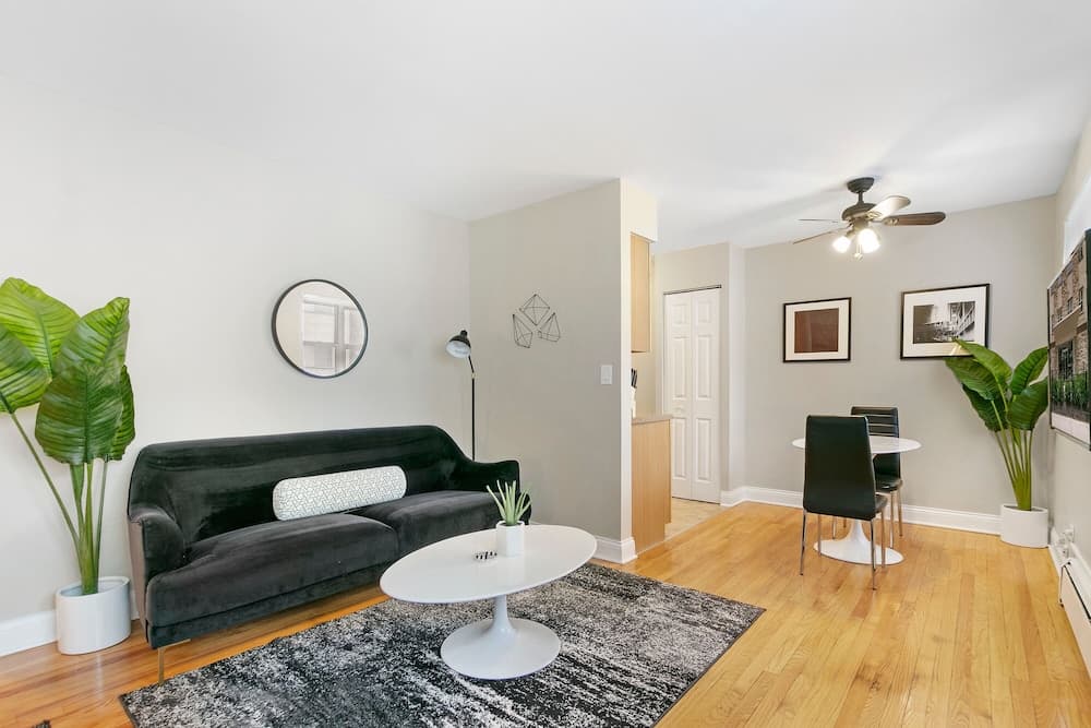 Studio in the Heart of Lakeview
