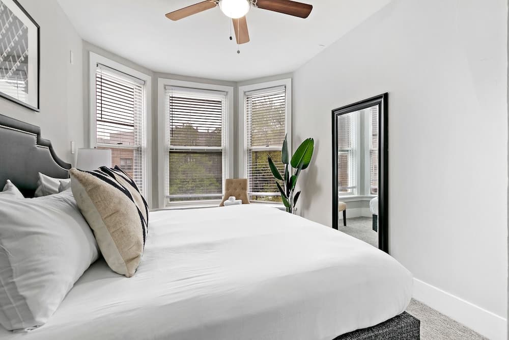 3BR Apt near Shops Dining and DePaul