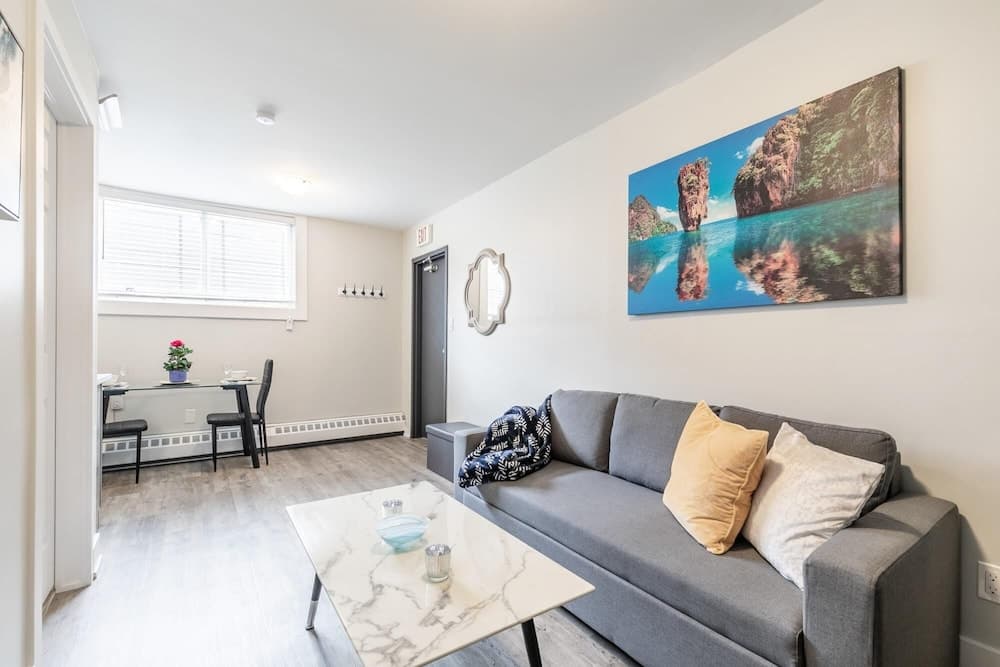 Cozy 1BR Boutique Apt - Within DT Hamilton