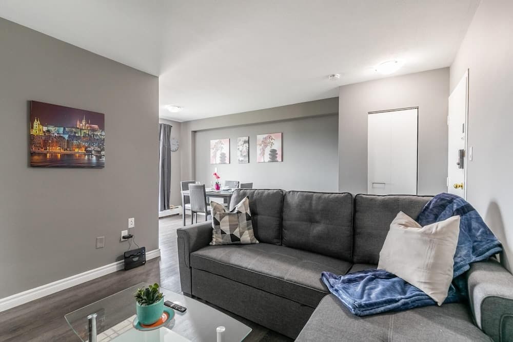 2BR Apartment- Near DT Hamilton With Netflix