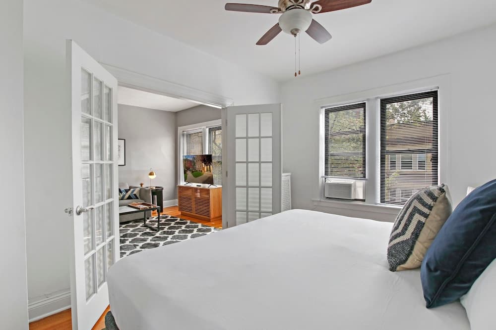 Chicago Lifestyle 3BR Apt in Lake View