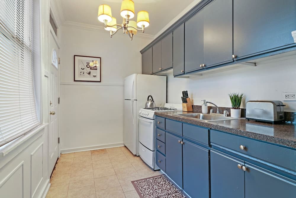 2BR Bustling & Lively Apt in Lake View
