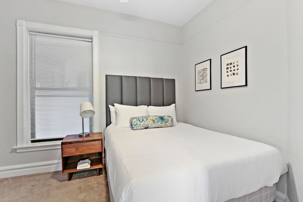 3BR Comfy & Bright Apt in North Center