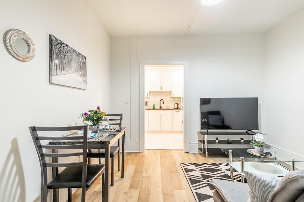 Warm Cozy 2 Bedroom Apartment w Netflix