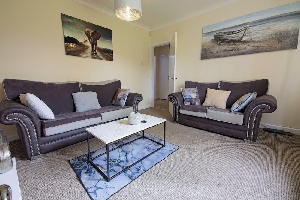 Stylish Five Star Rated Apartment