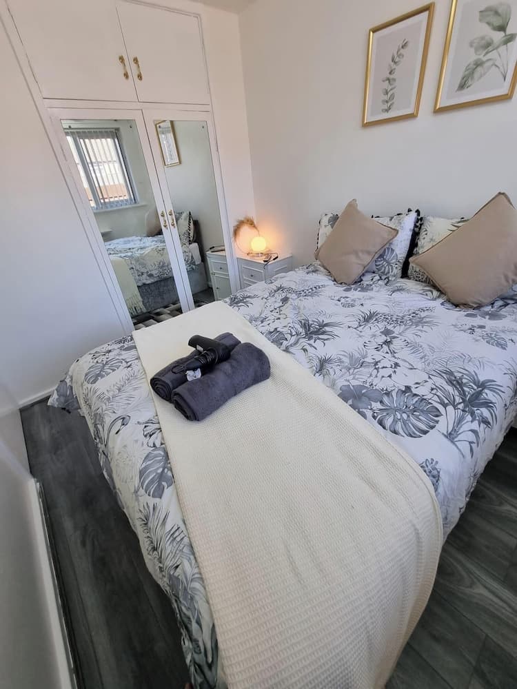 Modern 2-bed Home - Private Garden, Parking & Wifi