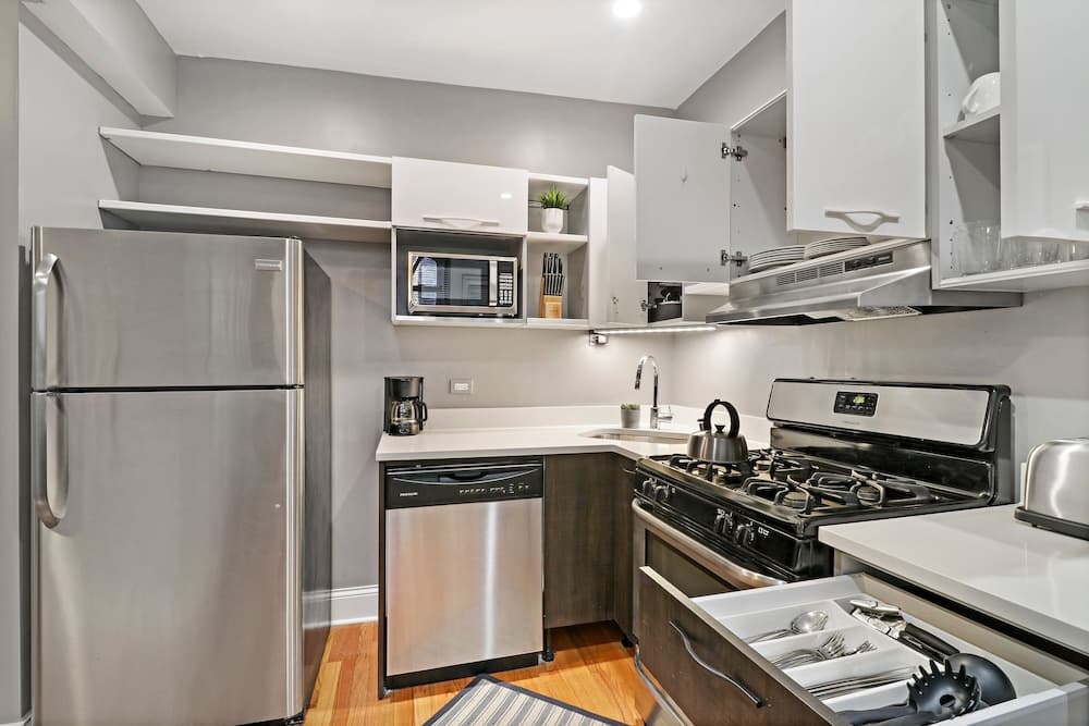 Homey 2BR Apartment in Boystown