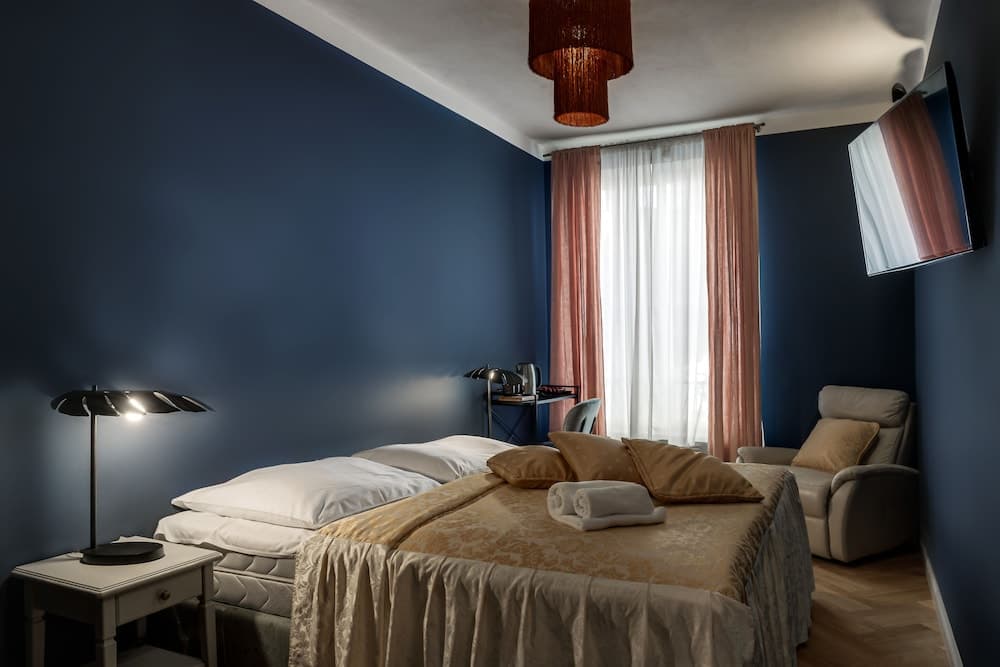 Louren - The Bridge Inn