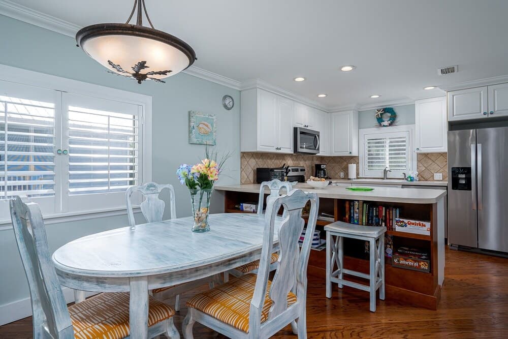 Garden Getaway Upper 2 Bedroom Cottage by Redawning