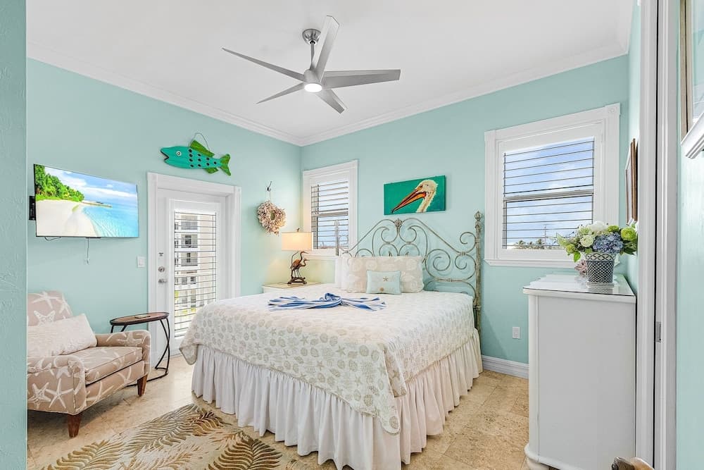 ~island Girl~ Immaculate Gulf Front Duplex 5 Bedroom Home by RedAwning