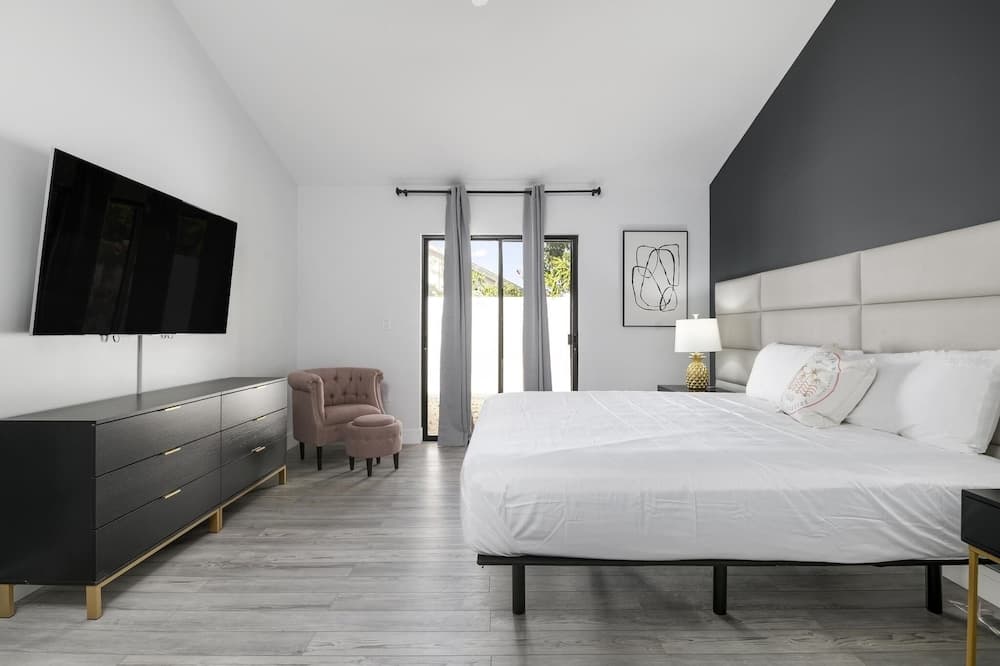 Tropical Tranquility 4 Bedroom Home by Redawning