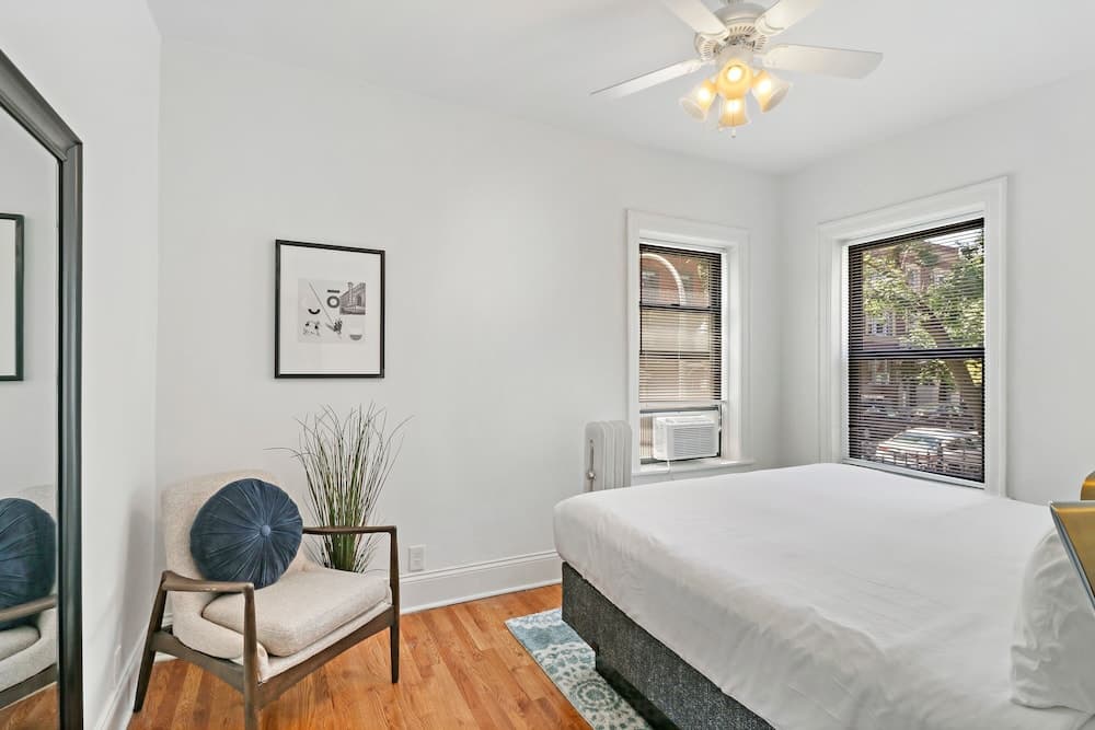 Modern 3BR Apartment in Boystown
