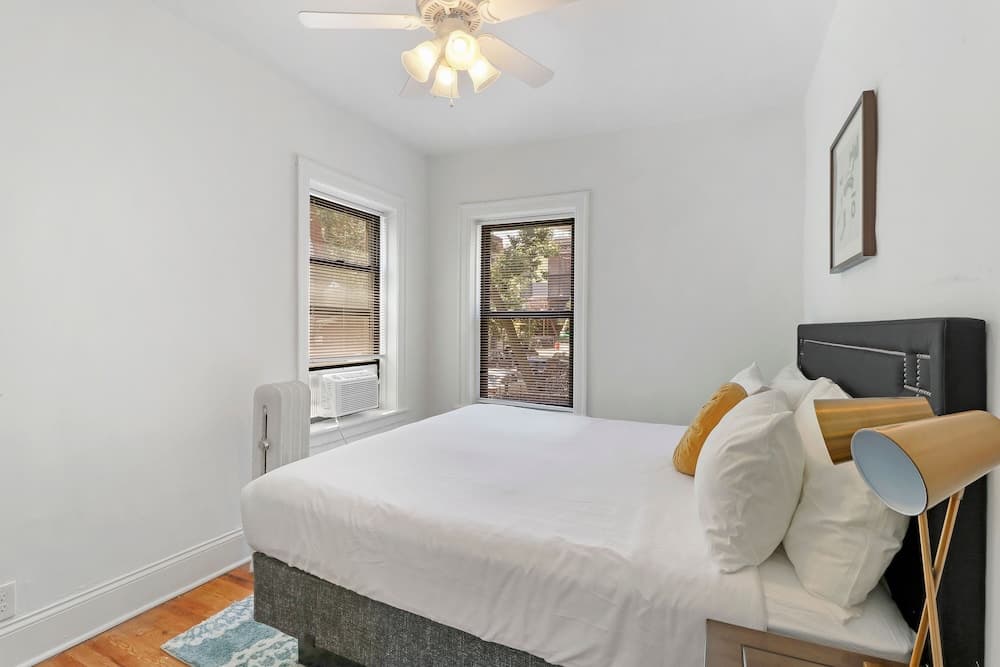 Modern 3BR Apartment in Boystown