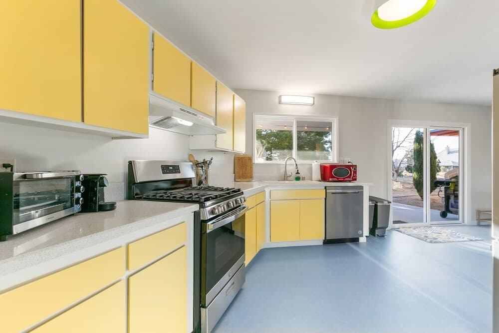 Rocky Ridge Retreat - Hot Tub, Fire Pit & Bbq! 2 Bedroom Home by RedAwning