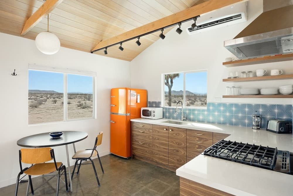 Relax In Style At The Green Jackrabbit - Hot Tub, Record Player 1 Bedroom Home by RedAwning