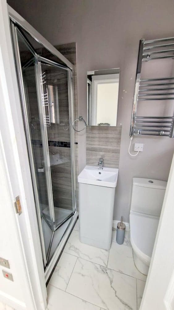 Large Triple Studio Flat - Croydon