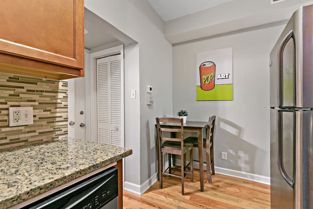 2BR Furnished Apartment in Boystown