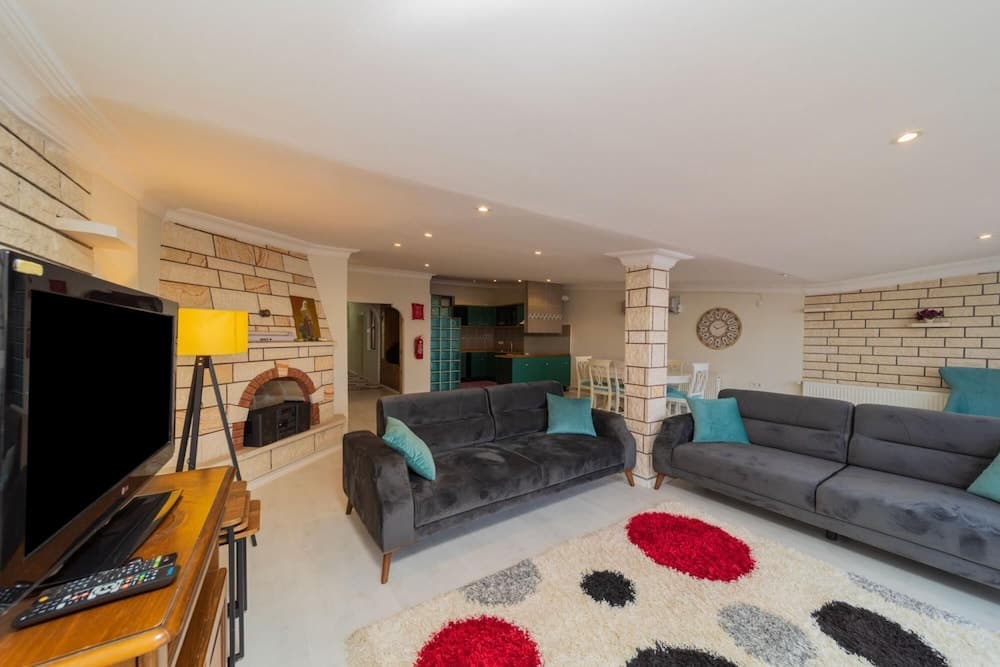 Flat With Terrace Next to Konyaalti Beach