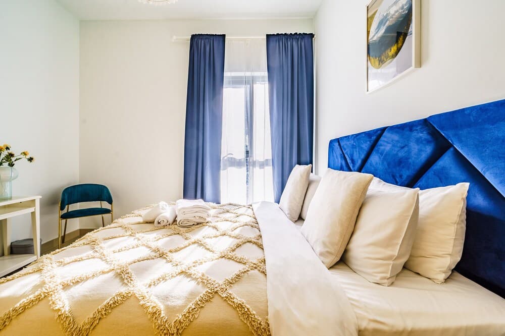 Monty - Downtown Stylish Condo With Beautiful City Views