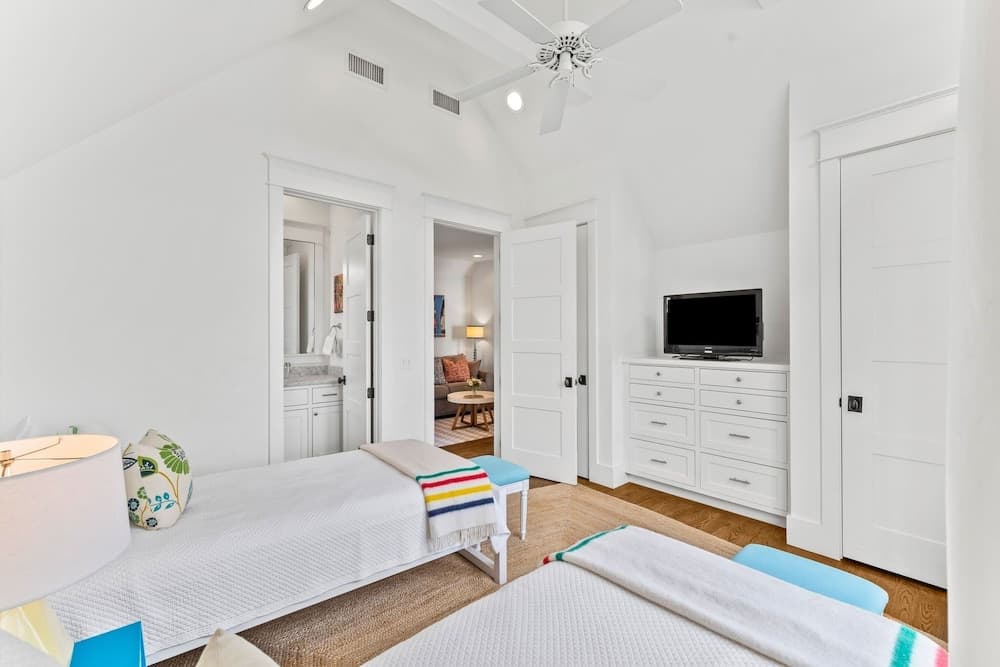 Pet Friendly Watercolor 4br Home In The Lake District 4 Bedroom Home by RedAwning