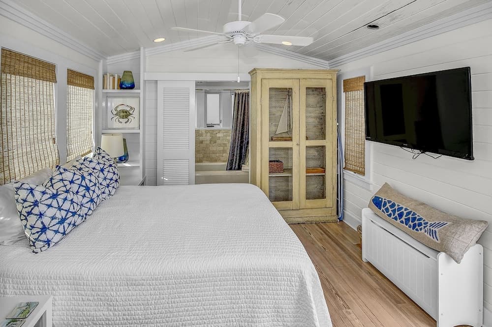 Short Distance To The White Sandy Beaches, Rendezvous Main House + Carriage In Seaside 4 Bedroom Home by RedAwning