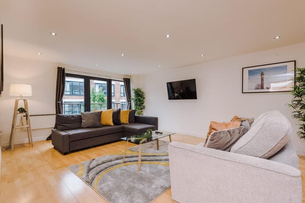 Bright Spacious Apt- nxt to L1 w Free Parking