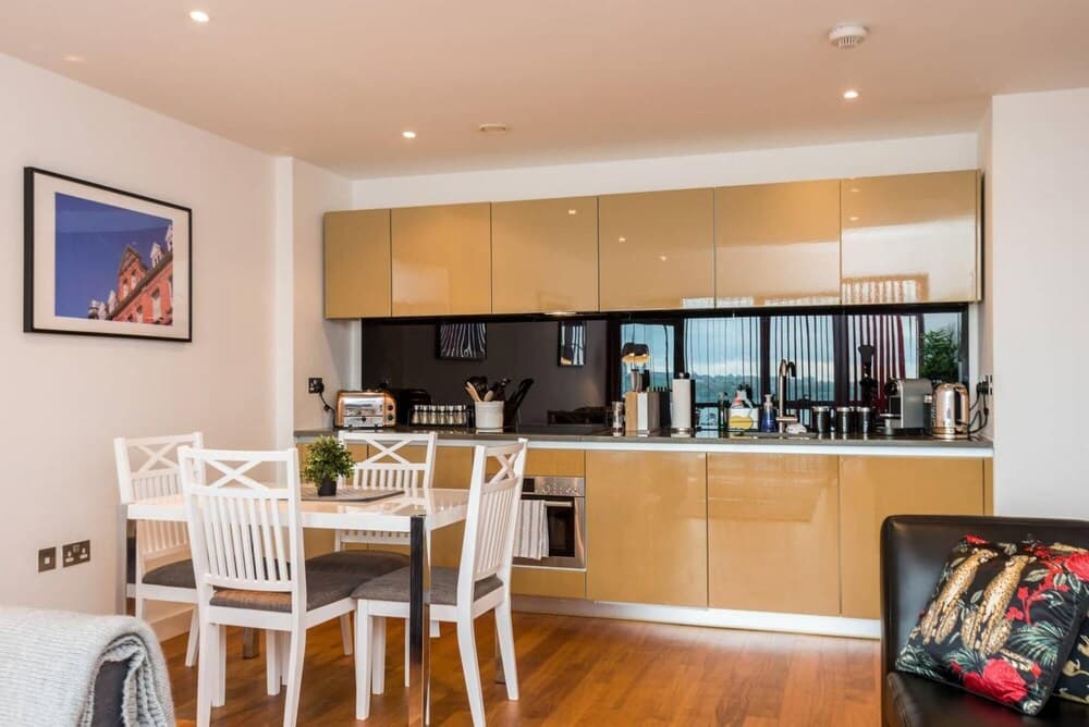 Beautiful Waterfront Apartment With Balcony - Sleeps 6