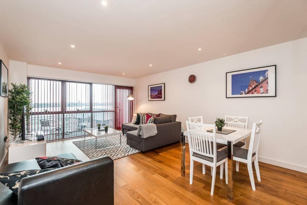 Beautiful Waterfront Apartment With Balcony - Sleeps 6