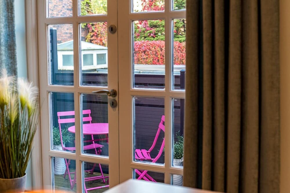 Charming 3bedroom Coach House With Attached Garage