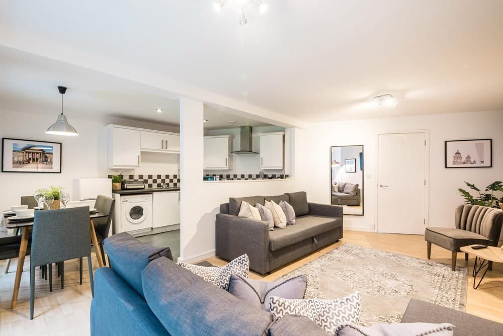 Central Modern Two Bedroom Apt - Secure Parking