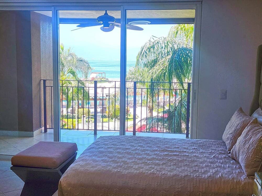 Beachfront Grand Venetian condo