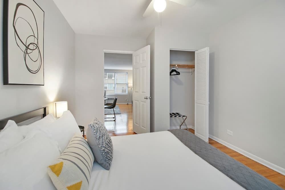 Spacious & Furnished 3BR Apt Rogers Park