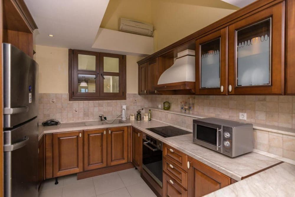 George's Poet Maisonette