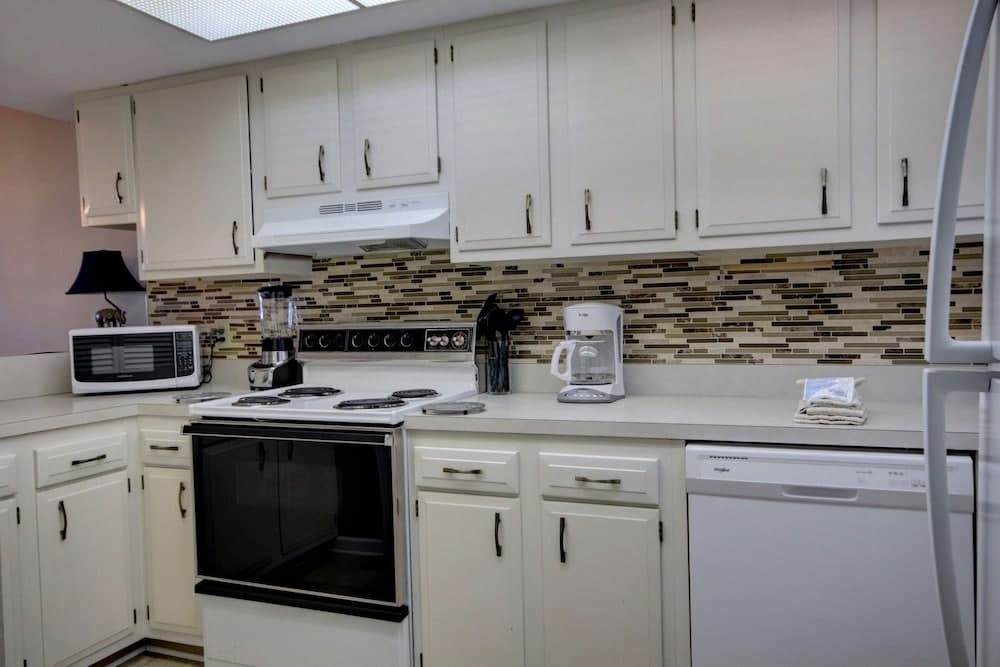 263 El Matador 2 Bedroom Condo by Redawning